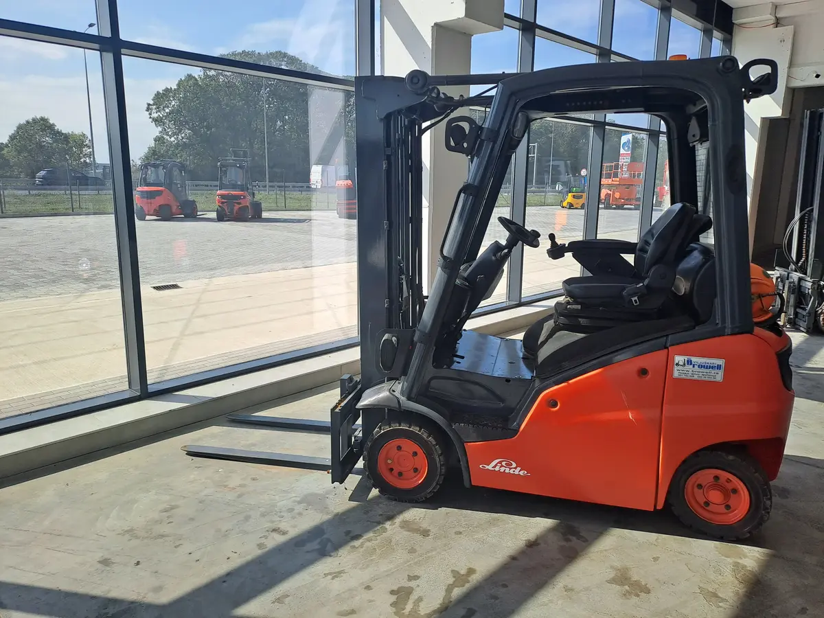 Gasni viljuškar Linde • H16T, godište 2014 • 3