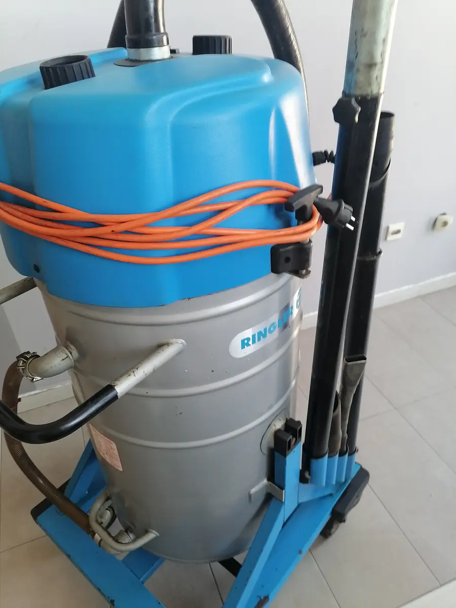 Usisivač za suvo i mokro čišćenje RI 300 W 2 E Industrijski usisivač , godište 2011 • 1