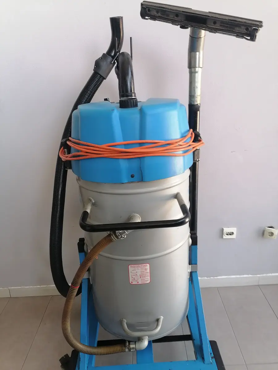 Usisivač za suvo i mokro čišćenje RI 300 W 2 E Industrijski usisivač , godište 2011 • 4