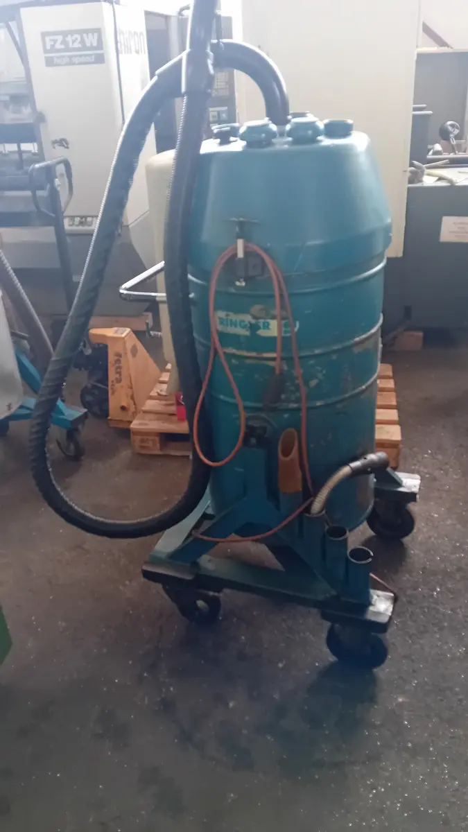 Usisivač za suvo i mokro čišćenje Ringler • Industrijski usisivač, godište 2002 • 2