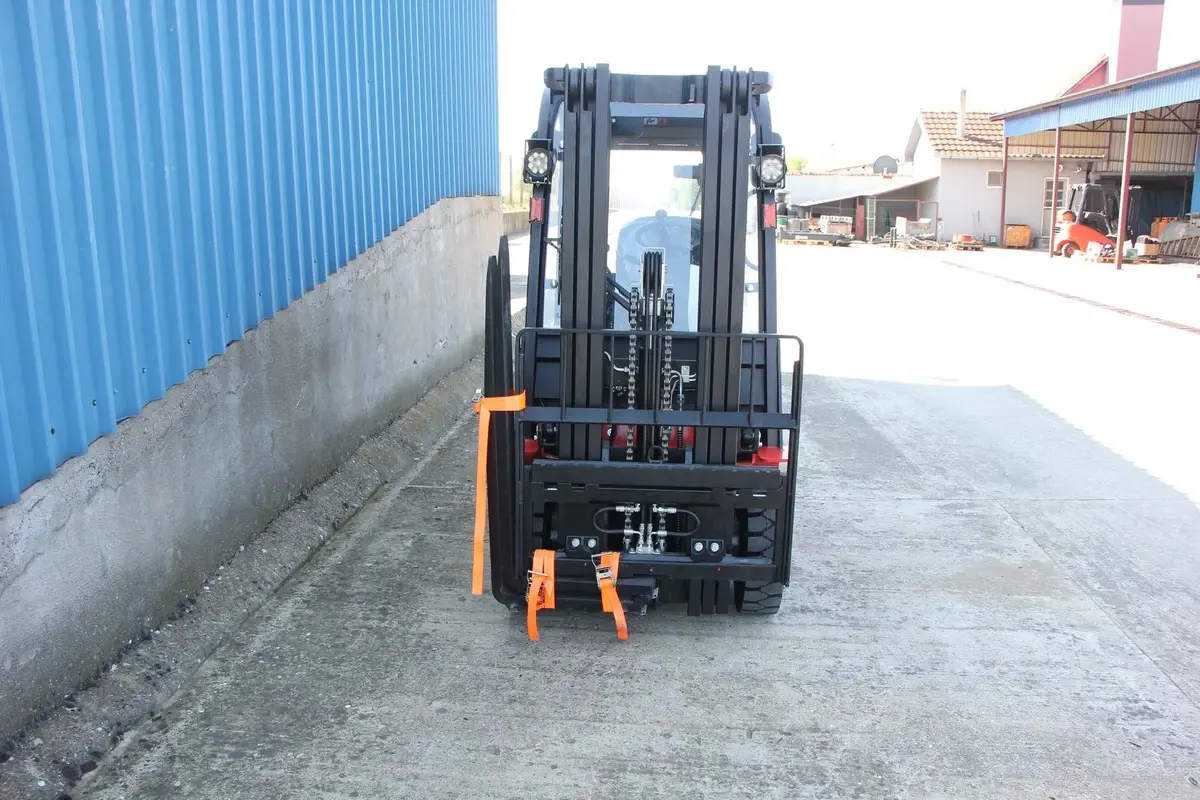 Dizel viljuškar EP Equipment • EP CPCD15T8-S4Q2, godište 2025 • 1