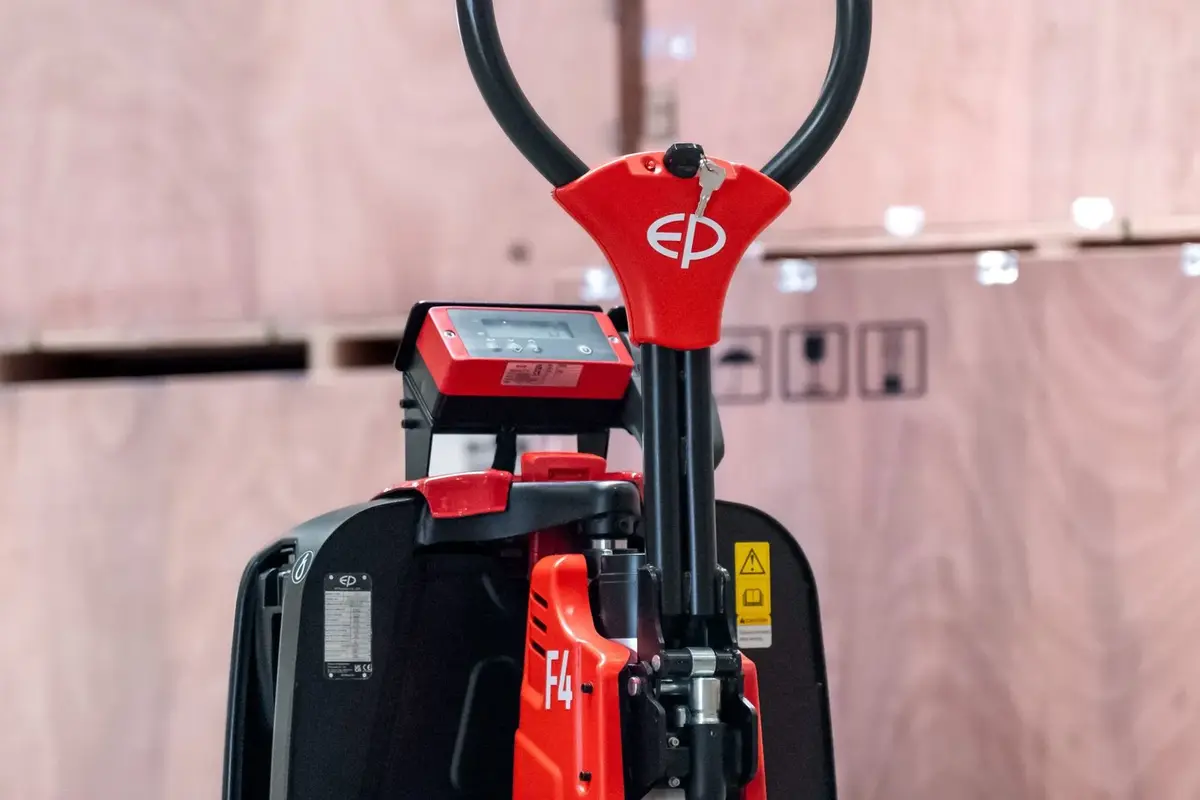 Električni viljuškar EP Equipment • Elektro paletar F4 sa vagom, godište 2025 • 1
