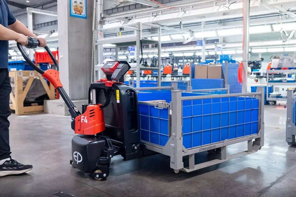 Električni viljuškar EP Equipment • Elektro paletar F4 sa vagom, godište 2025 • 4