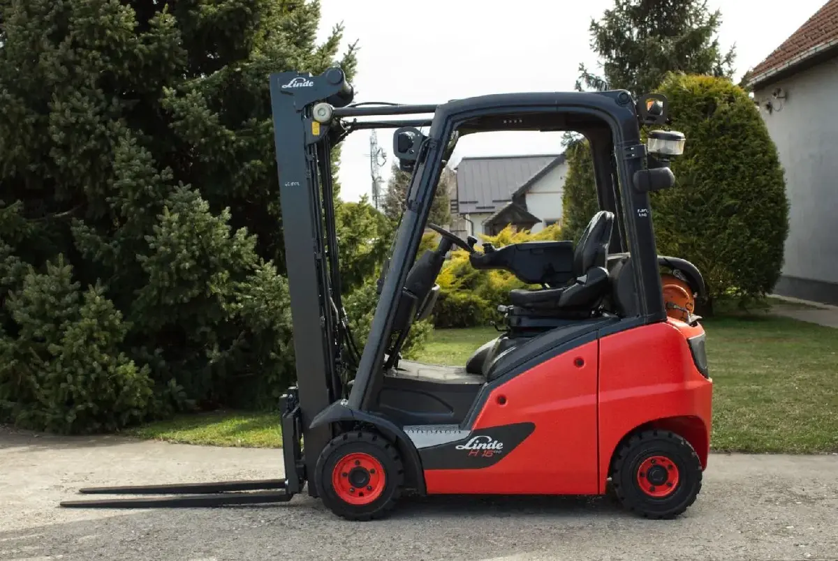 Gasni viljuškar Linde • H16T, godište 2025 • 1