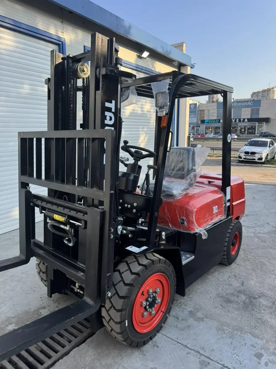 Dizel viljuškar Ostalo • 30, godište 2025 • 7