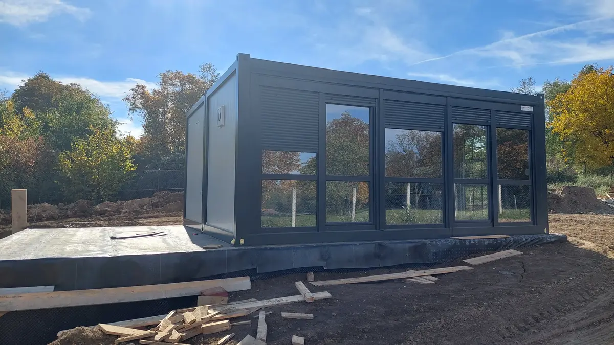 None Stambeni kotejneri • 2