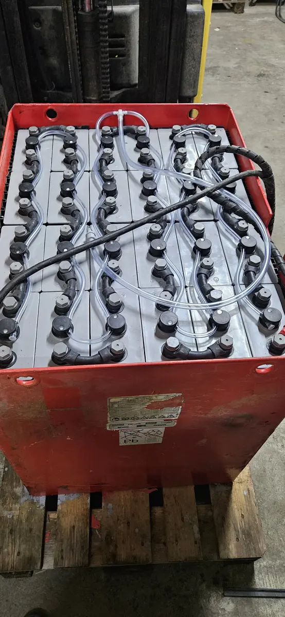 None Servis prodaja novih/polovnih baterija za viljuškare. • 2