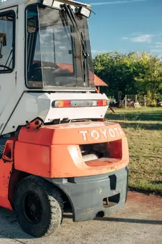 Dizel viljuškar Toyota • 4T, godište 2006 • slika 4