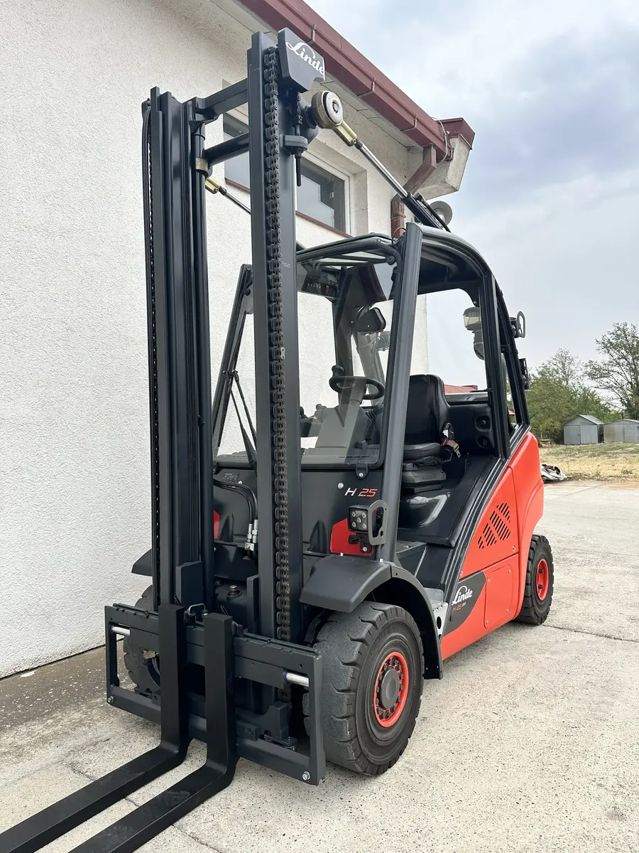 Gasni viljuškar Linde • H25T-02 EVO, godište 2015 • 1