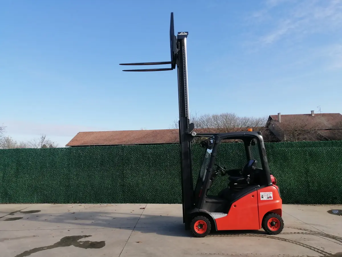 Gasni viljuškar Linde • H16T, godište 2007 • 5