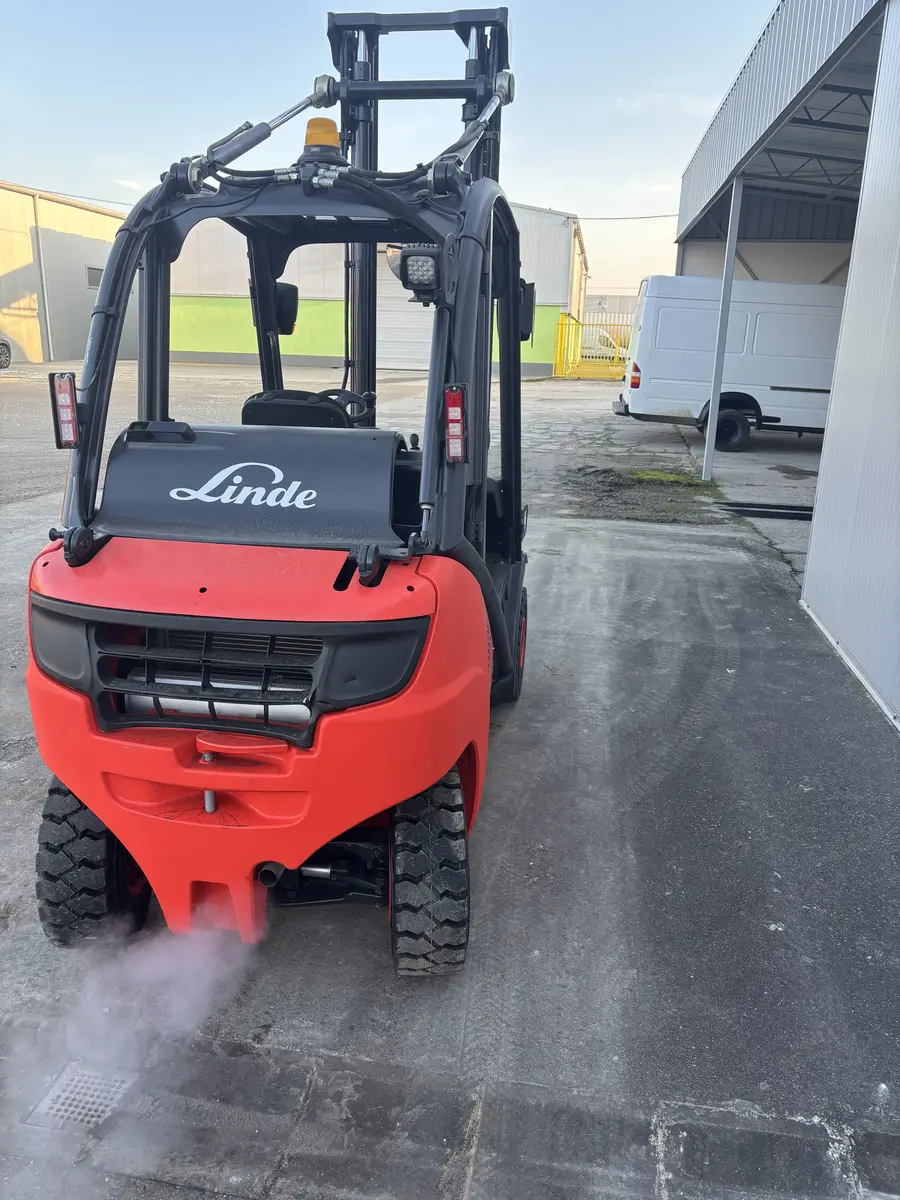 Gasni viljuškar Linde • H25T - 02, godište 2015 • 3