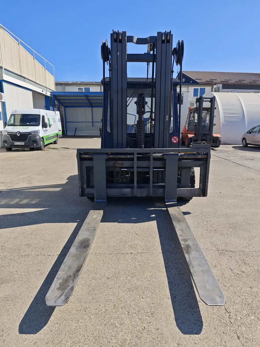 Dizel viljuškar OM Kion group • DI80C, godište 2005 • 8