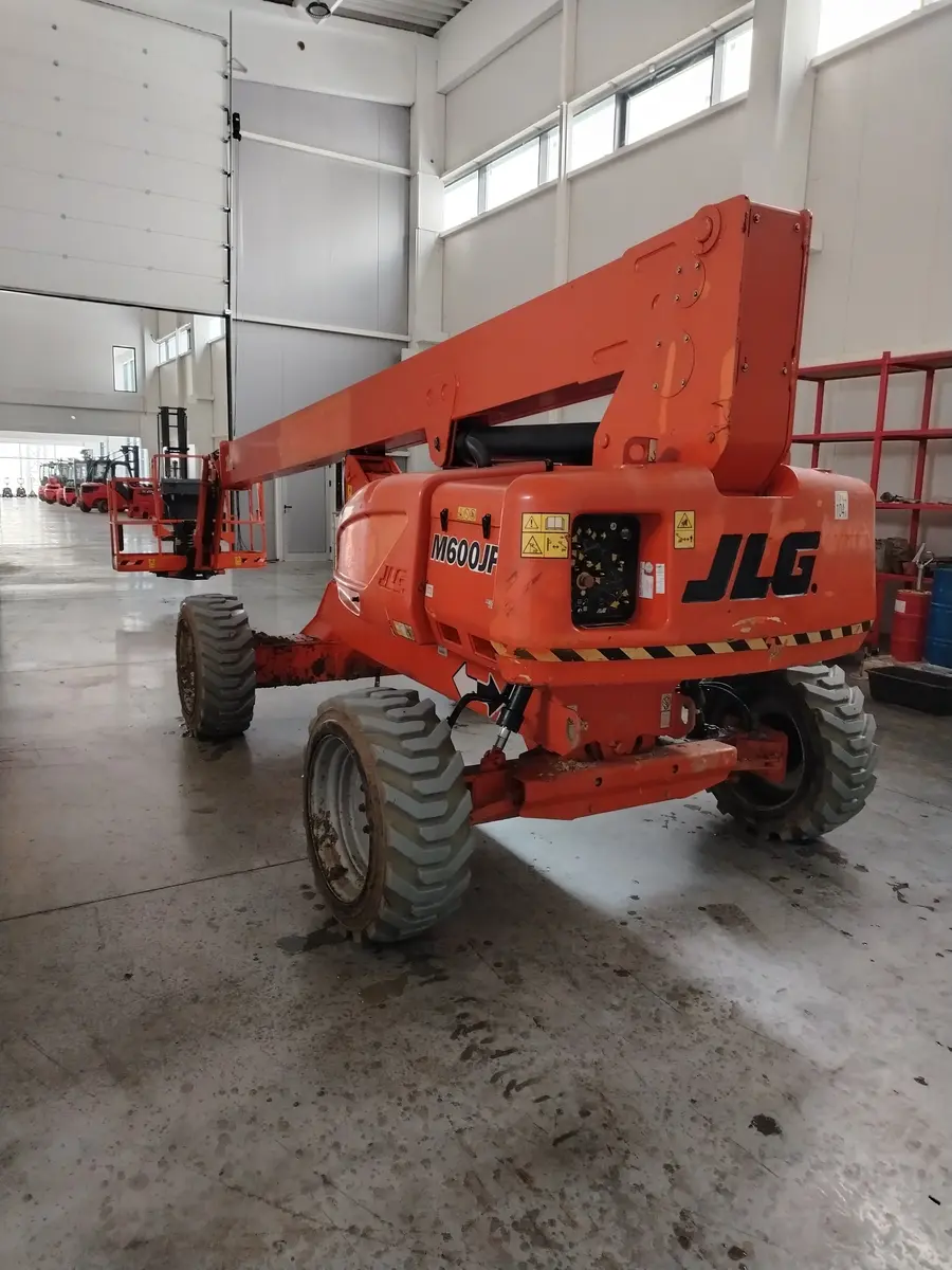 Zglobna platforma JLG • M600JP, godište 2012 • 2