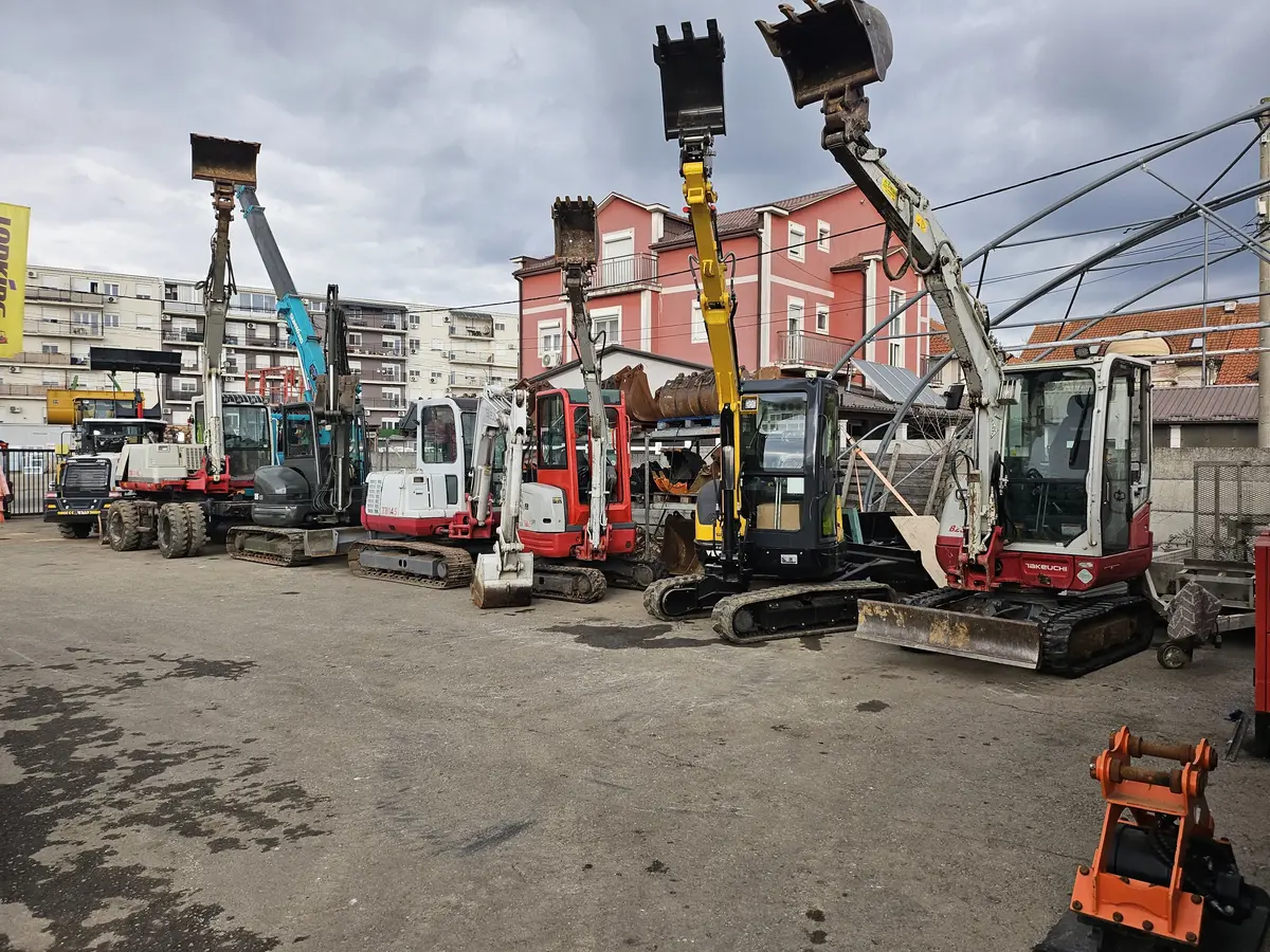 Mini bager Hitachi • najam, godište 2022 • 1