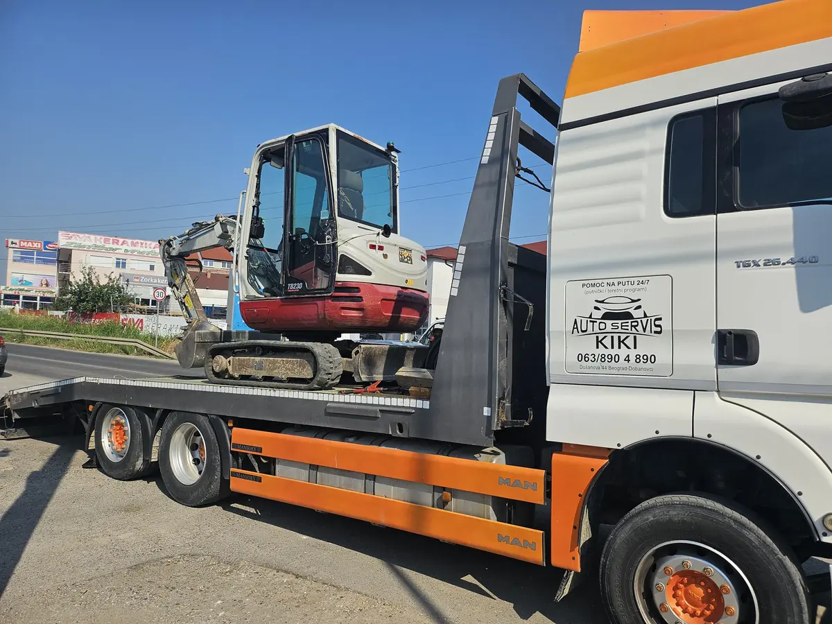 Mini bager Hitachi • najam, godište 2022 • 2