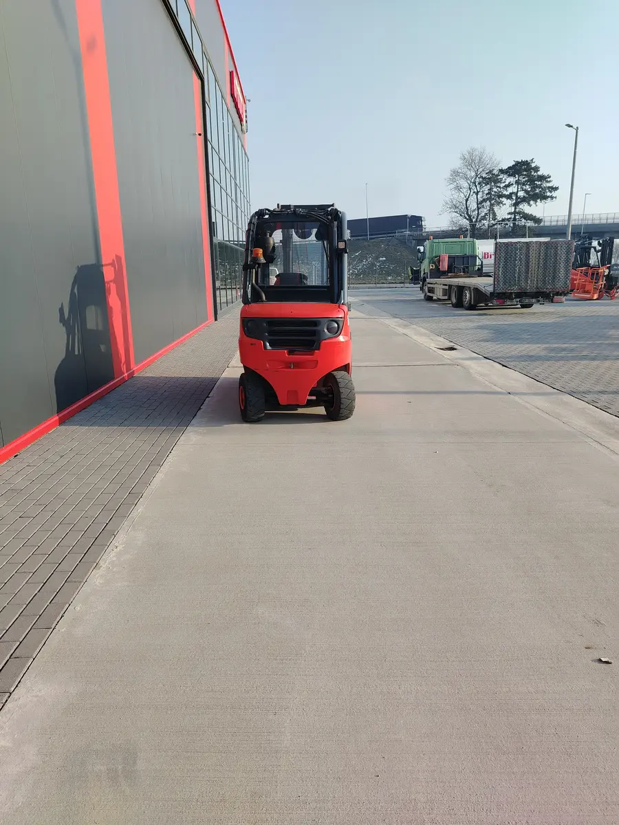 Dizel viljuškar Linde • H30D-02, godište 2016 • 2