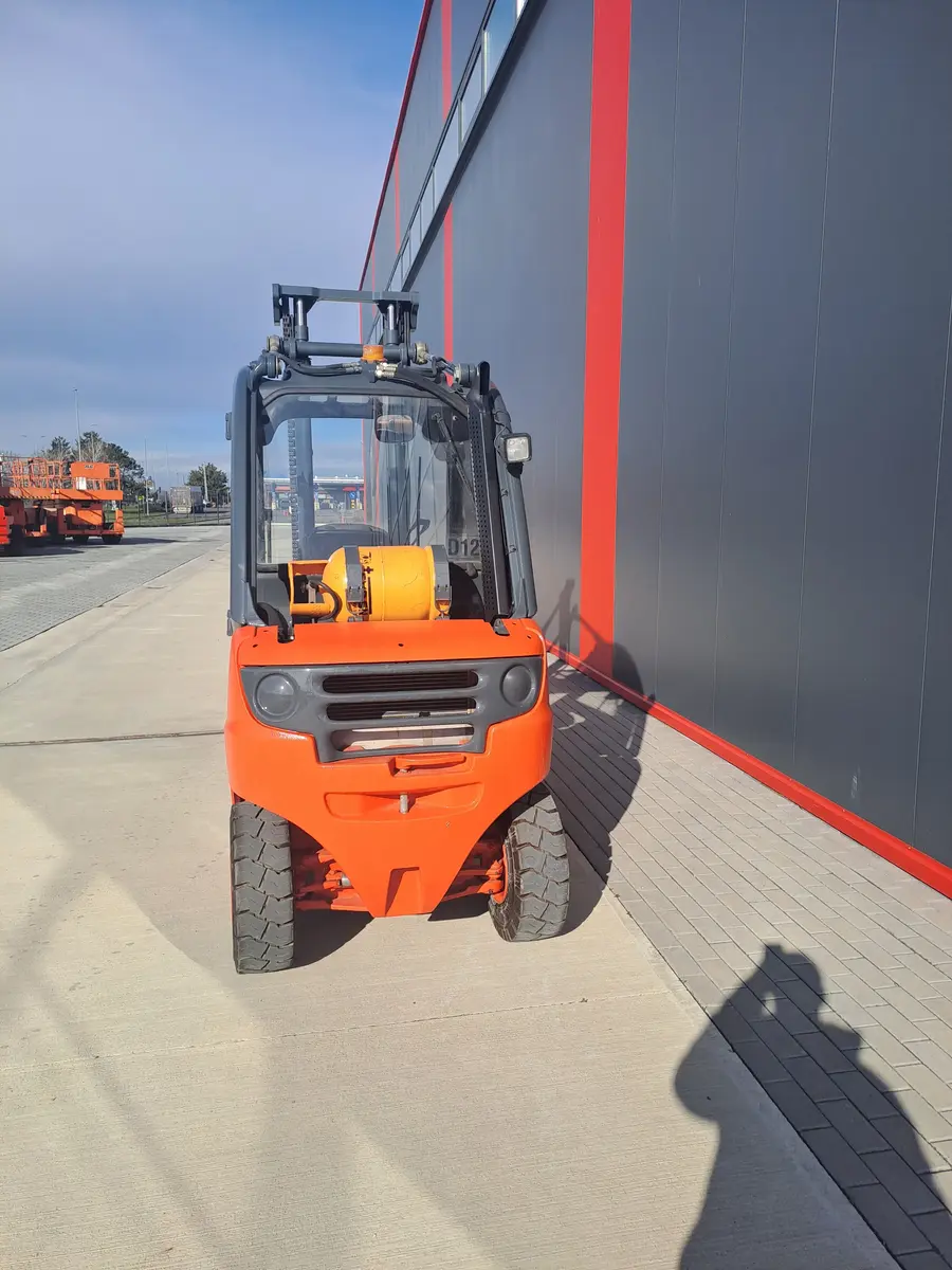 Gasni viljuškar Linde • H25T-01, godište 2010 • 1