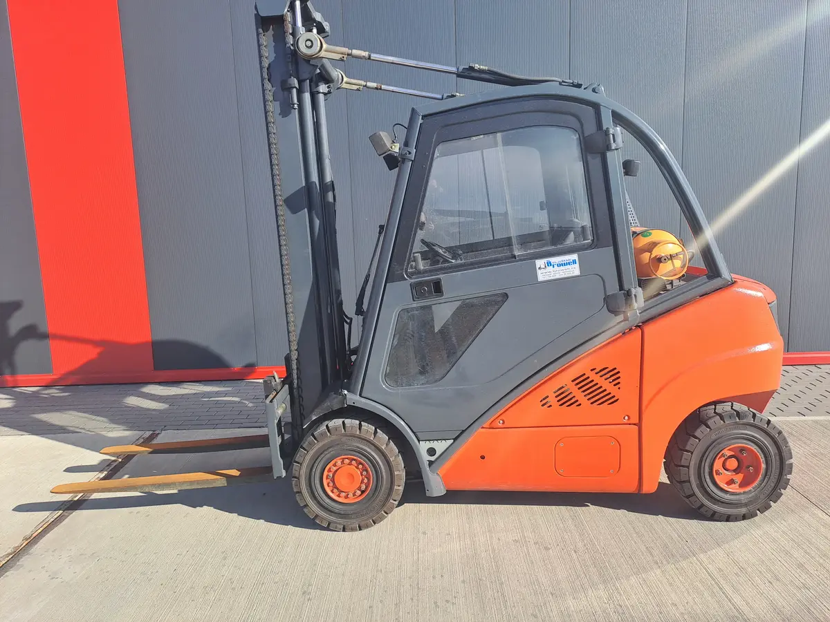 Gasni viljuškar Linde • H25T-01, godište 2010 • 3