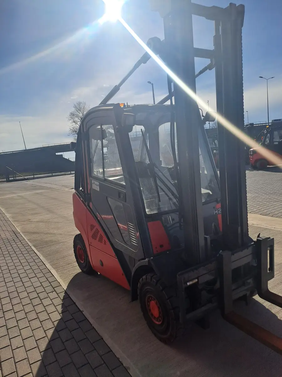 Gasni viljuškar Linde • H25T-01, godište 2010 • 6