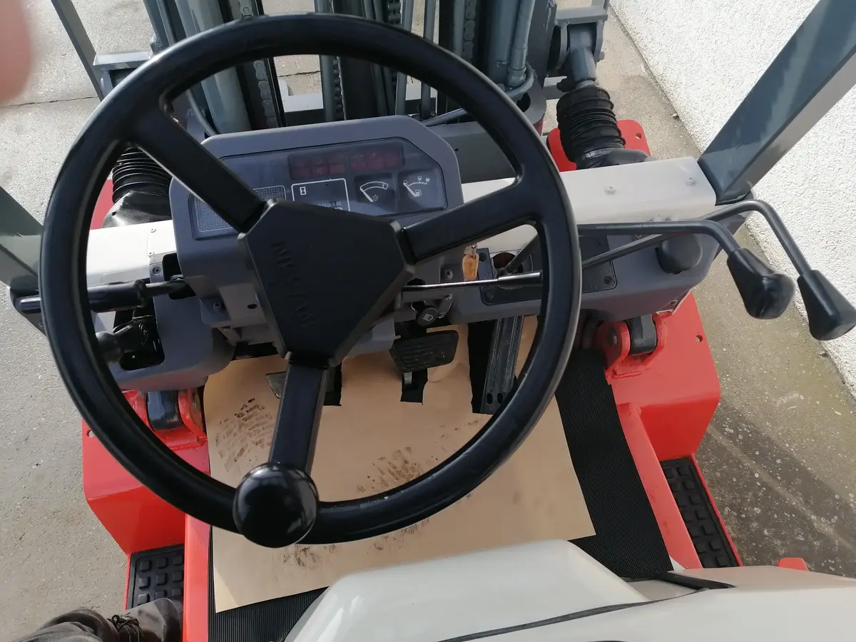 Gasni viljuškar Nissan • UJ02A25U, godište 1998 • 8