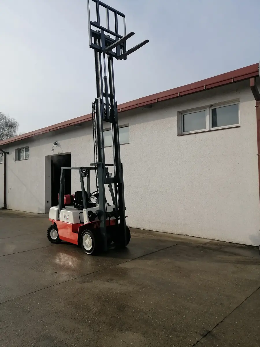 Gasni viljuškar Nissan • UJ02A25U, godište 1998 • 6