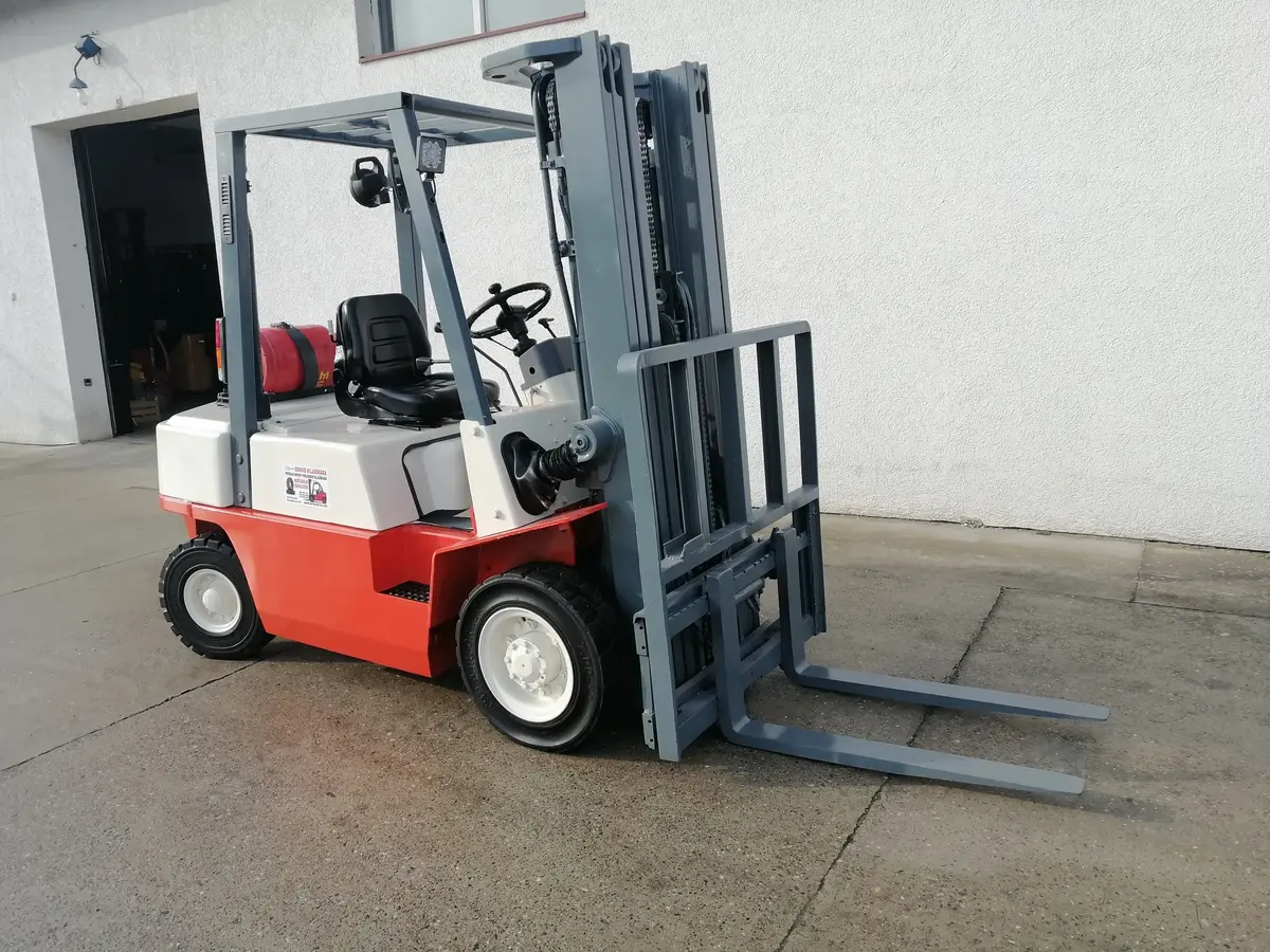 Gasni viljuškar Nissan • UJ02A25U, godište 1998 • 4