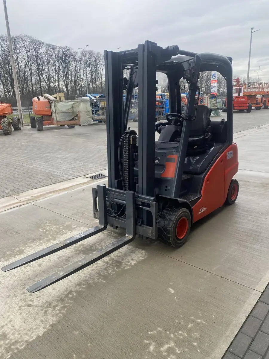 Gasni viljuškar Linde • H20T-01, godište 2012 • 1