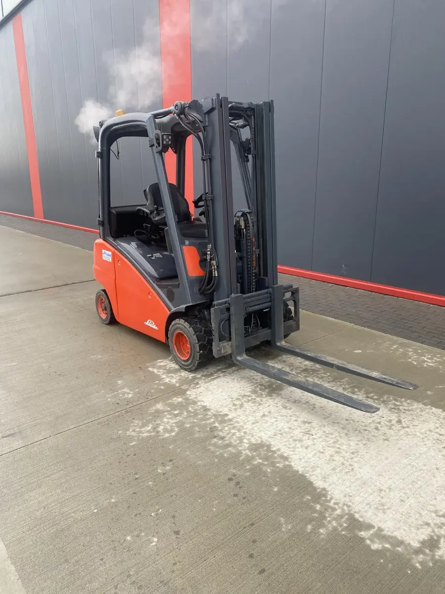 Gasni viljuškar Linde • H20T-01, godište 2012 • 2