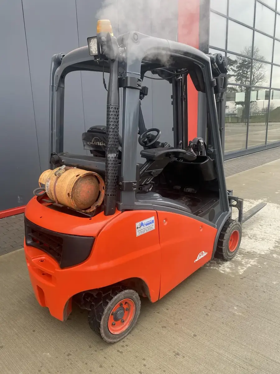 Gasni viljuškar Linde • H20T-01, godište 2012 • 5