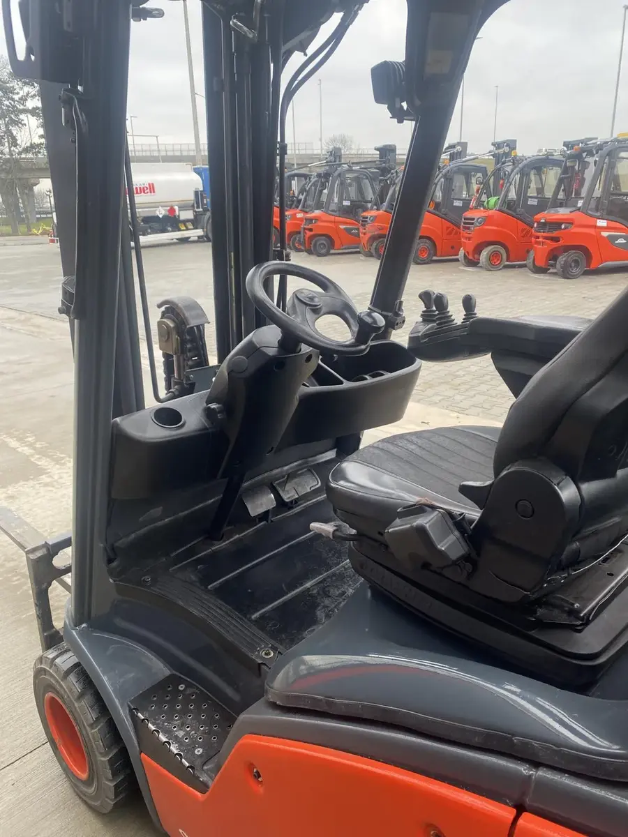 Gasni viljuškar Linde • H20T-01, godište 2012 • 6