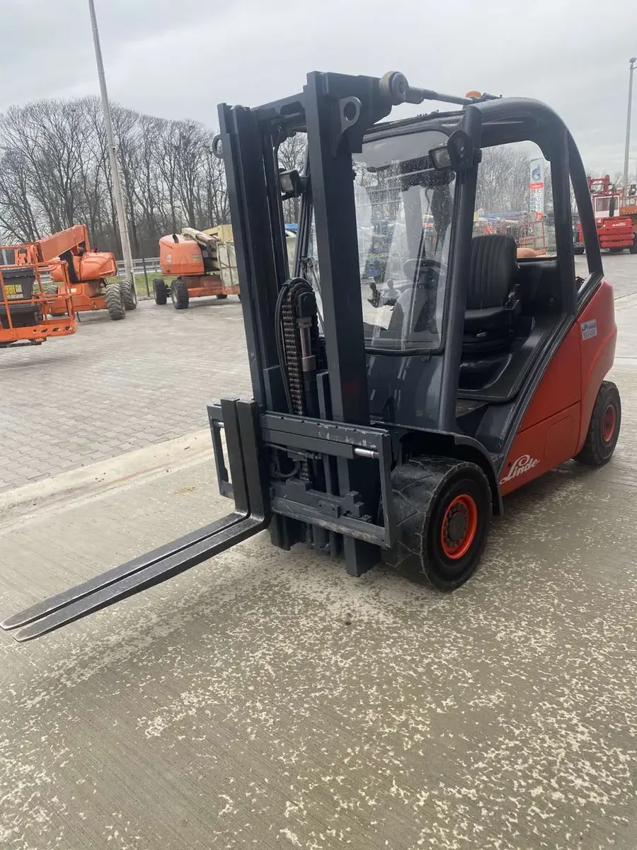 Gasni viljuškar Linde • H30T, godište 2008 • 1