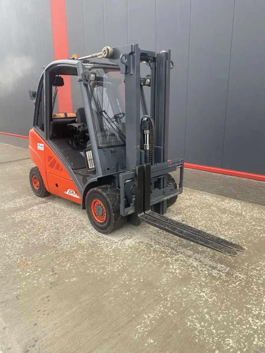 Gasni viljuškar Linde • H30T, godište 2008 • 2