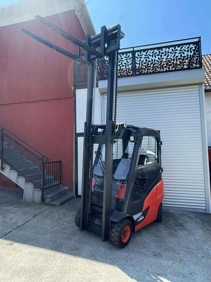 Gasni viljuškar Linde • H14T-01, godište 2015 • 3