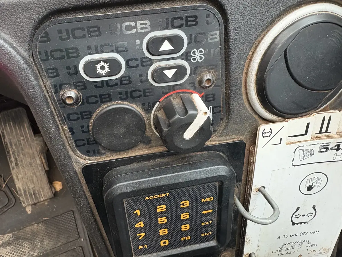 Srednji bager JCB • 540-140, godište 2021 • 9