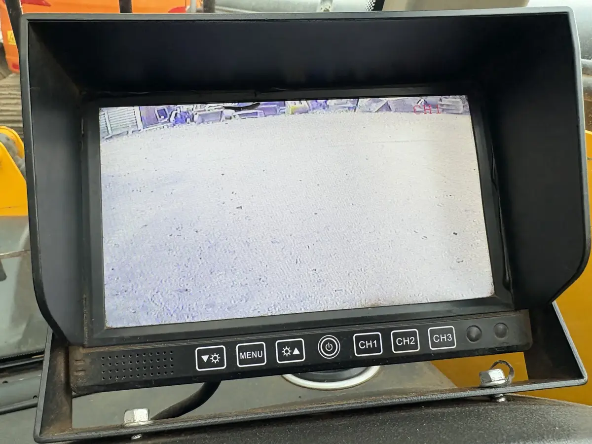 Srednji bager JCB • 540-140, godište 2021 • 10