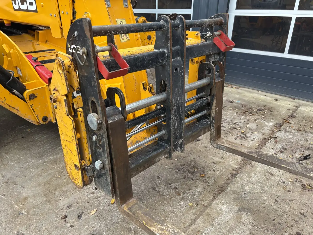 Srednji bager JCB • 540-140, godište 2021 • 14