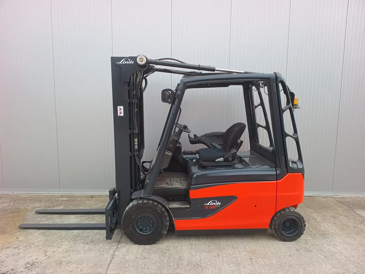 Električni viljuškar Linde • E25, godište 2013 • 1