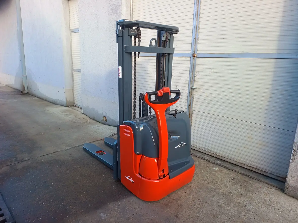 Električni viljuškar Linde • L12, godište 2008 • 2