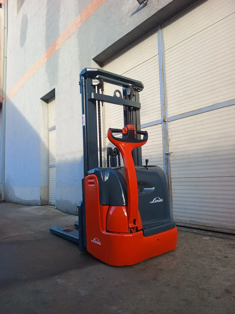 Električni viljuškar Linde • L12, godište 2008 • 4