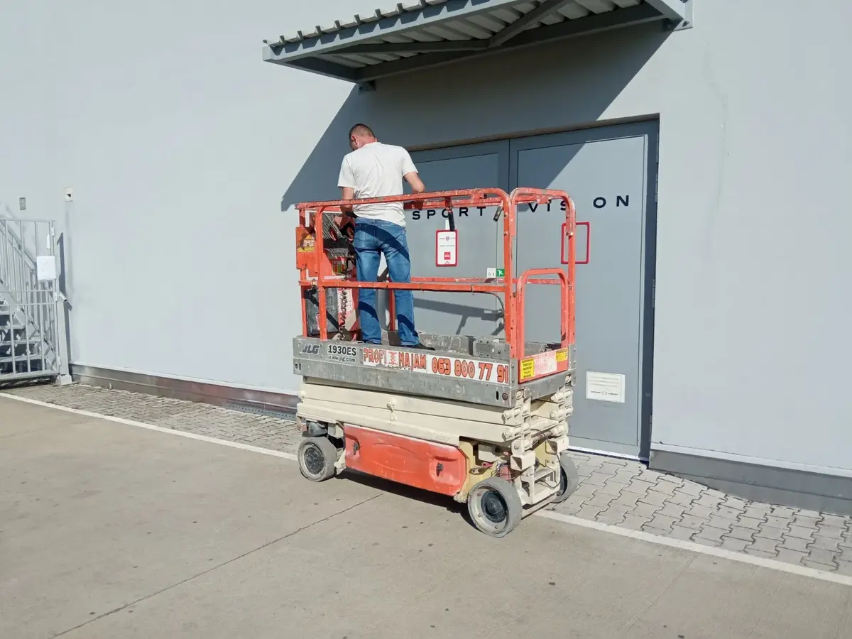 Makazasta platforma JLG • 1930, godište 2010 • 1