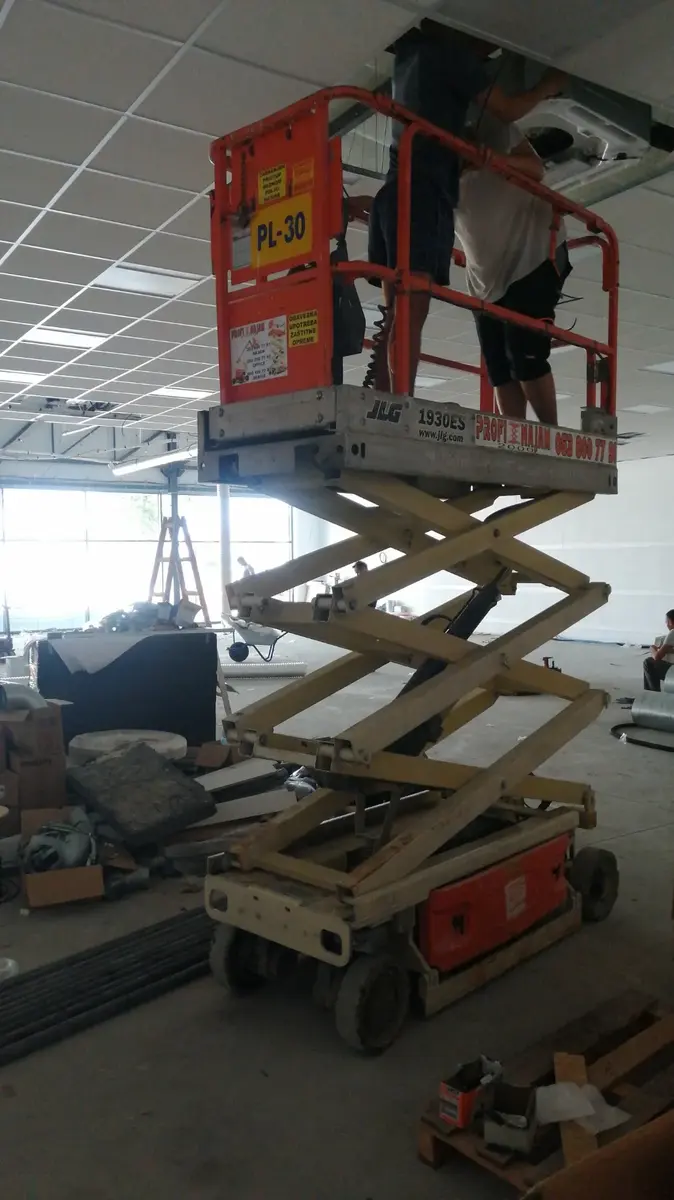 Makazasta platforma JLG • 1930, godište 2010 • 2