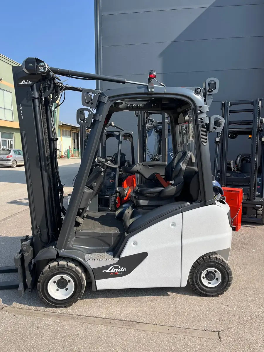 Gasni viljuškar Linde • H18T, godište 2021 • 2