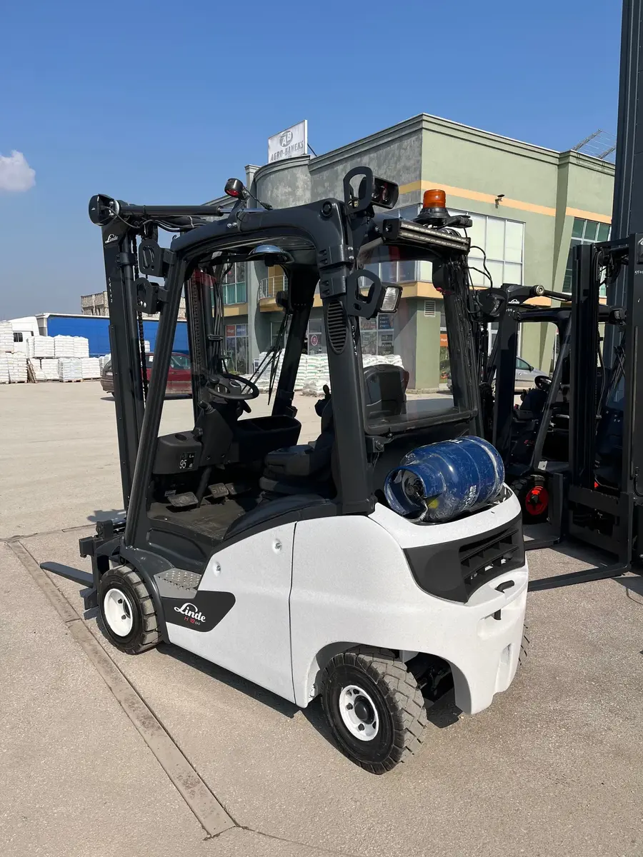 Gasni viljuškar Linde • H18T, godište 2021 • 3