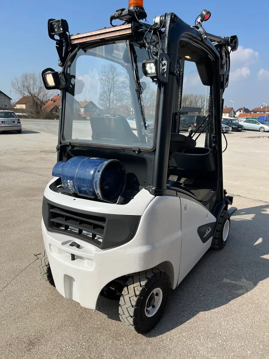 Gasni viljuškar Linde • H18T, godište 2021 • 5