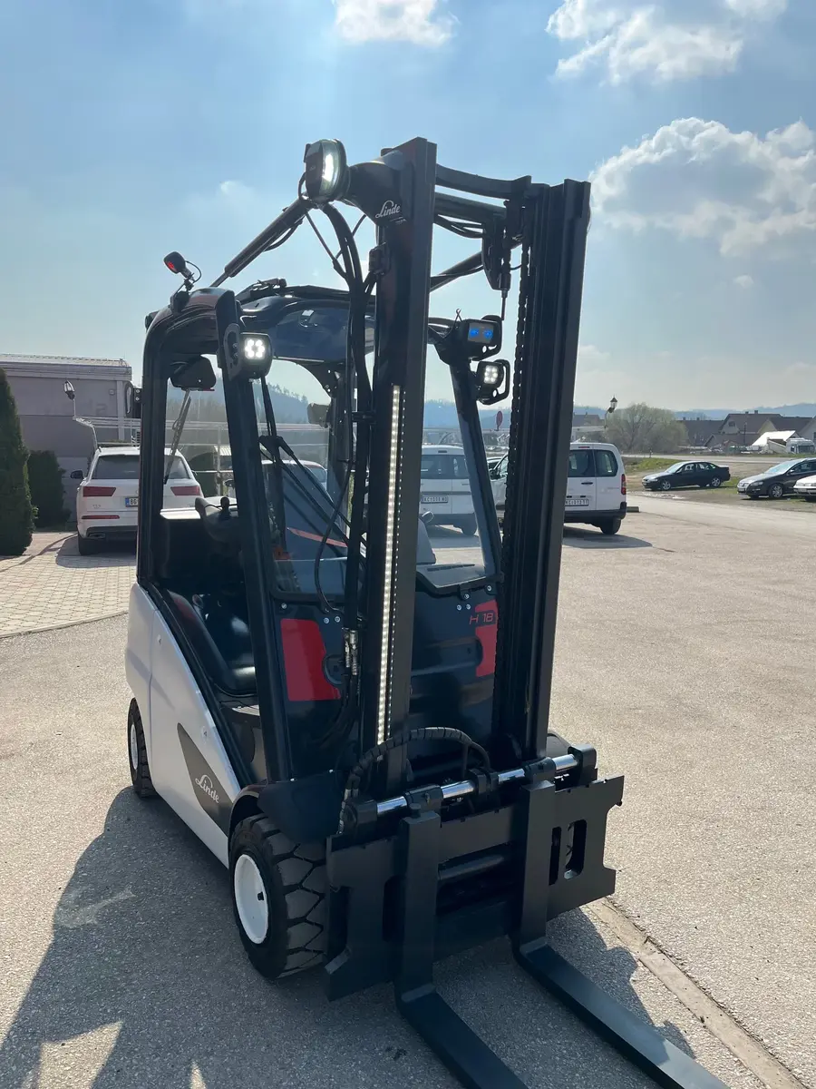 Gasni viljuškar Linde • H18T, godište 2021 • 7