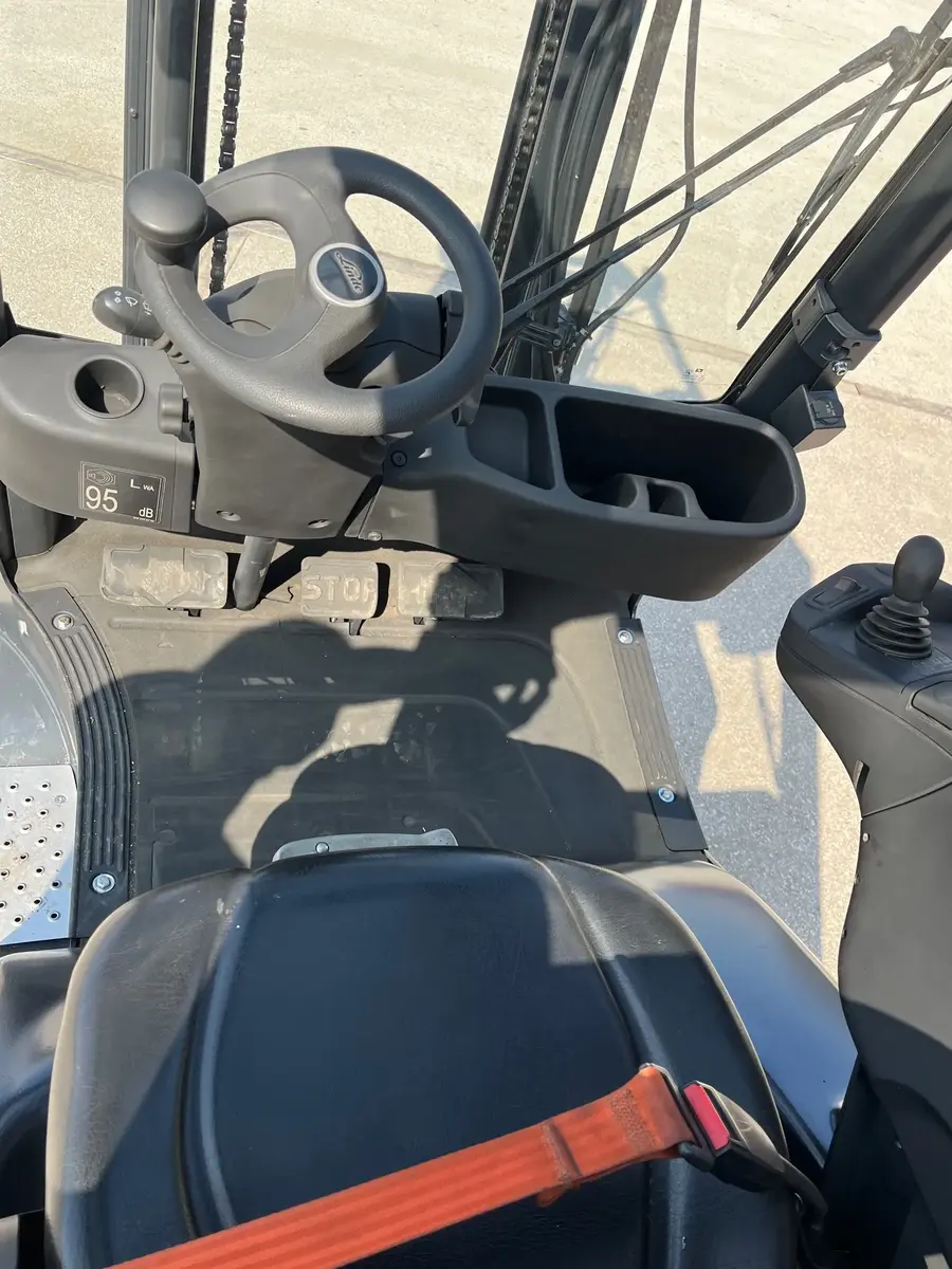 Gasni viljuškar Linde • H18T, godište 2021 • 11