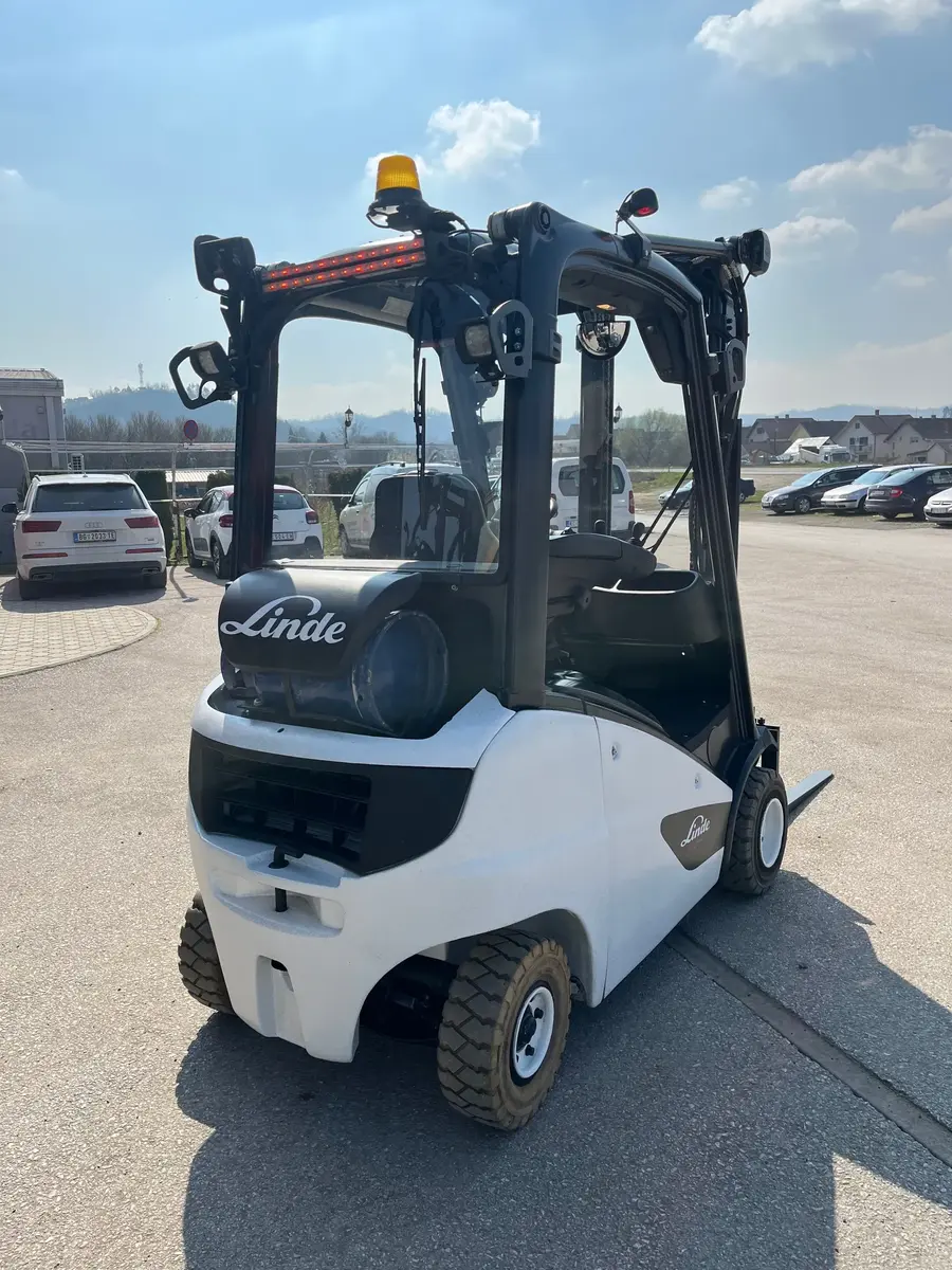 Gasni viljuškar Linde • H18T, godište 2021 • 9