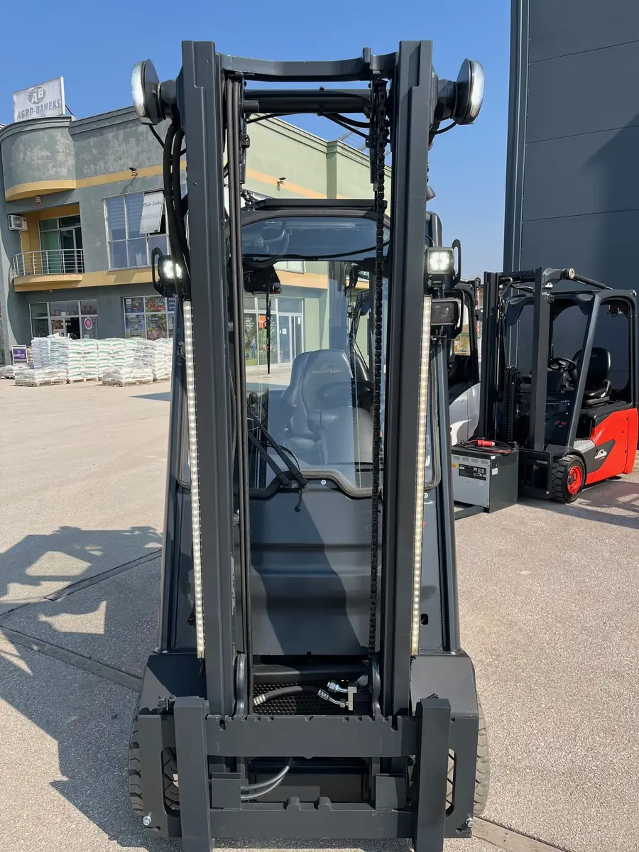 Gasni viljuškar Linde • H18T, godište 2021 • 11