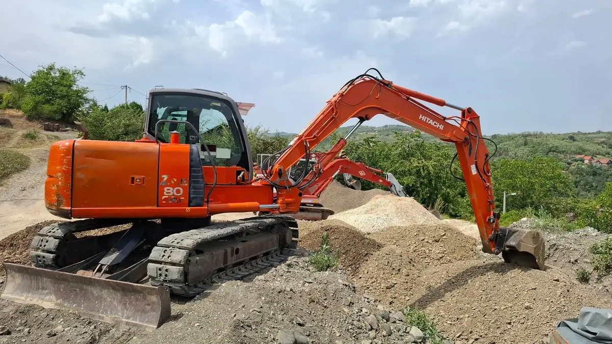Srednji bager Hitachi • Zx80, godište 2007 • 3