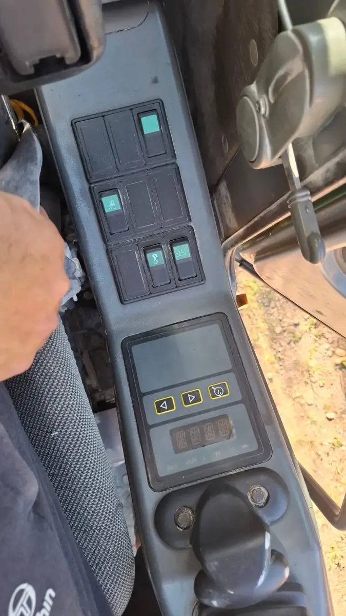 Bager guseničar Volvo • Ec240nlc, godište 2006 • 20